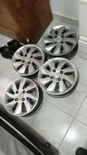 Rodas Aro 13 do Corsa Classic.