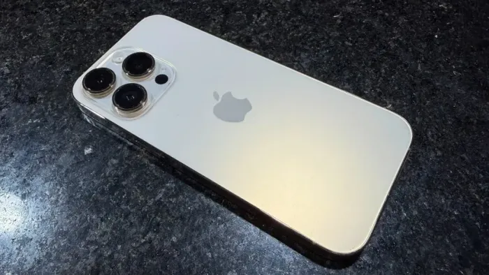iPhone 14 Pro / 128GB / Dourado / Saúde de bateria 80% / R$ 3.099,00