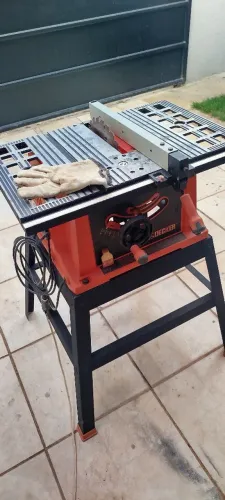 Serra Circular com bancada 1800w