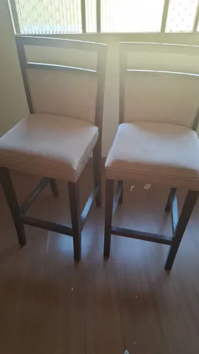 Banquetas de madeira com estofado