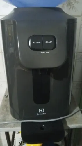 Vende-se um gela água semi novo 