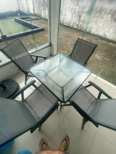 Mesa com tampão de vidro com 4 lugares para área externa