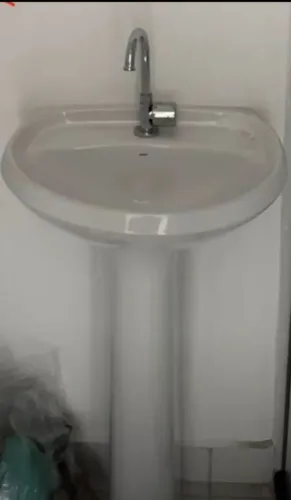 Vendo pia de banheiro com torre e a torneira