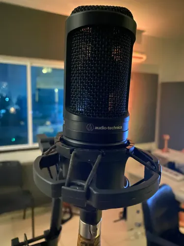 Microfone condensador Audio Technica AT2020