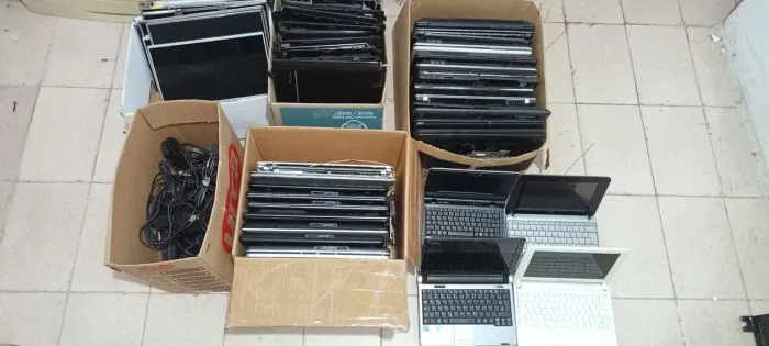 Lote de notebooks para reparo ou reaproveitamento.