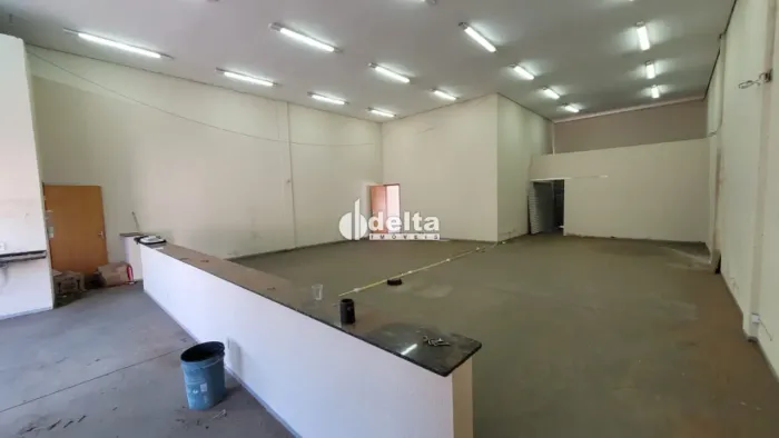 Loja disponível para locação no bairro Shopping Park em Uberlândia-MG.