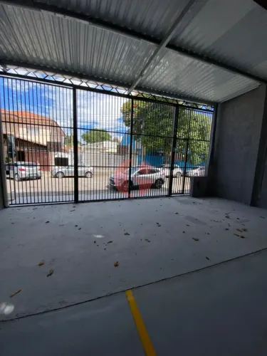 Galpão para locação com 2 banheiros e 3 vagas de garagem - 237,27 m² - No bairro Jardim Ae