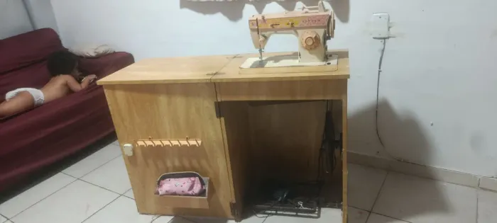 Máquina de costurar boa da SINGER, o único defeito é a caixa da bombina