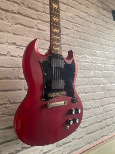 Guitarra Epiphone SG PRO Custom Shop inspirada na do modelo do Angus Young