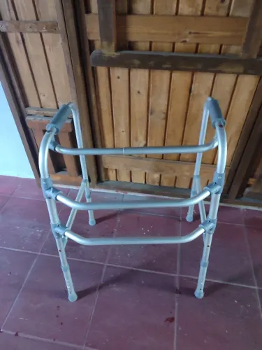 Andador e cadeira de banho