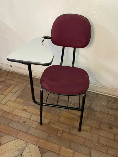 Lote de 10 cadeiras universitárias com prancheta e porta livros, cor Bordeaux, usada