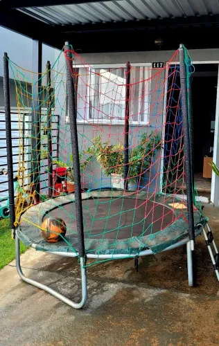 Cama Elástica / Pula-Pula 1,60m Completo com Rede de Proteção - Ótimo Estado!