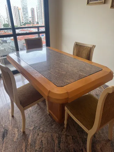 Mesa de jantar de madeira com tampo de mármore 