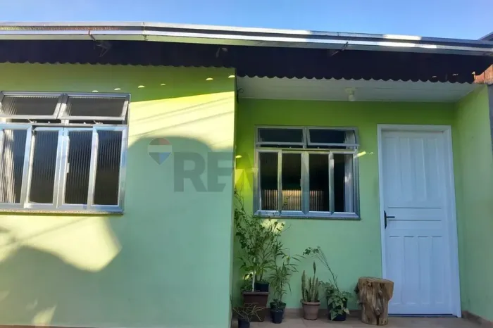DUAS CASASÀ VENDA. EXCELENTE OPORTUNIDADE PARA MORAR OU INVESTIR.