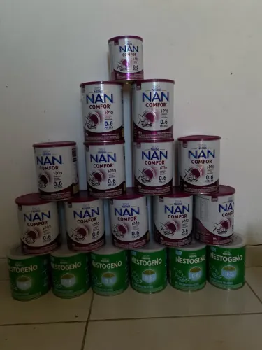 Lote vazio de lata de leite