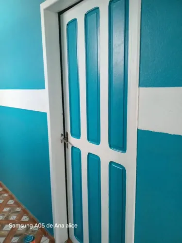 Com 3 quartos, banheiro,sala e cozinha 