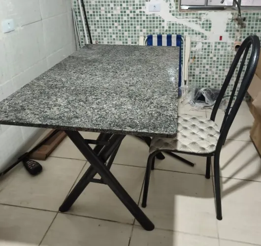 Mesa de mármore com 4 cadeiras usada