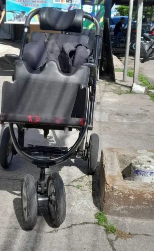 Carrinho postural infantil (carrinho adaptado para crianças com paralisia)