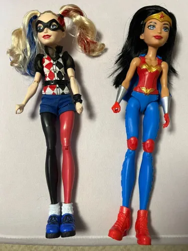 Combo: 01 Boneca Arlequina e 01 Boneca Wonder Woman