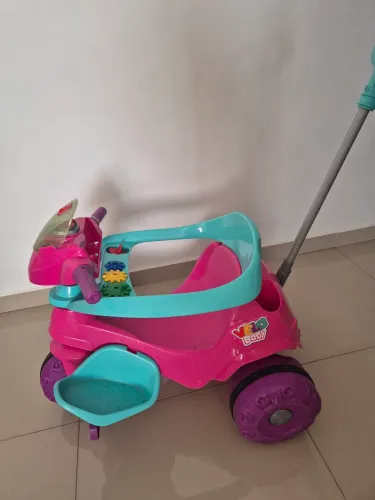Motoca com empurrador e cercado de proteção 