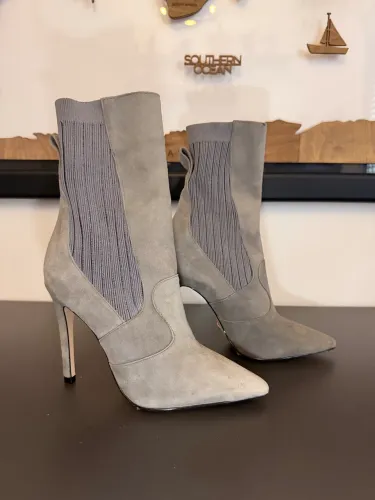 Bota camurça Le Lis Blanc Cinza tamanho 35. Nunca usada