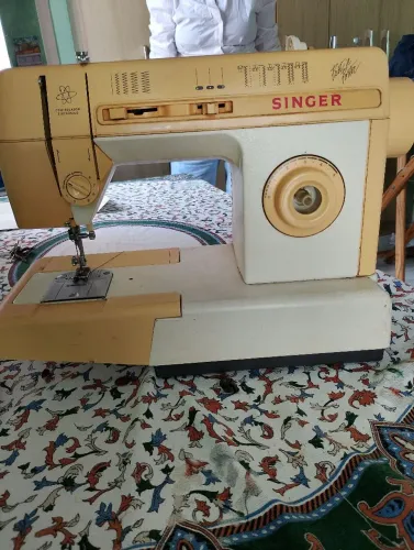 Máquina de costura funcionando perfeitamente 