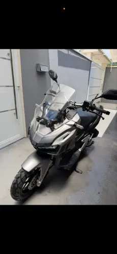 Vendo adv muito nova , única dona com 2.813 km