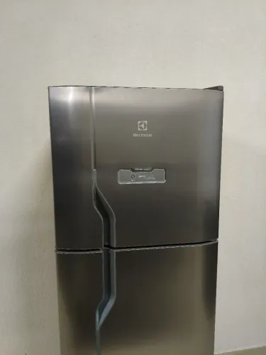 Geladeira Elétrolux 310 litros Frost Free 220v-Semi Nova