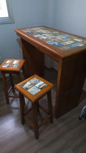 Conjunto Mesa Alta Bistrô Vintage em Madeira + 2 Banquetas com Azulejos Retrô
