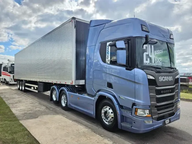 Scania R500 SUPER 6x2 Ano 2024 Painel TFT Farol de teto e grade + Baú 2 Eixos Nostra 0km