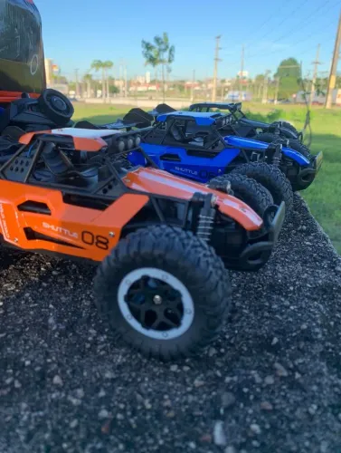 ? Carro RC Off-Road 1:16 20 km/h com Faróis LED
