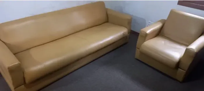 Sofá cama antigo 4 lugares e 2 poltronas em courino.