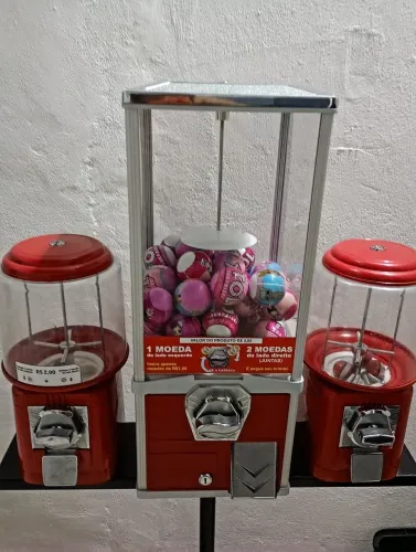 Máquina de Bolinha Vending Machine Tripla + Pedestal (NOVA - Pronta para Lucrar!)