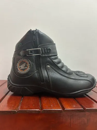 Bota cano curto honda