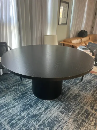 Mesa redonda preta de madeira Contemporânea 150cm diâmetro 