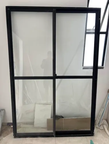 Porta de correr em alumínio preto com vidro