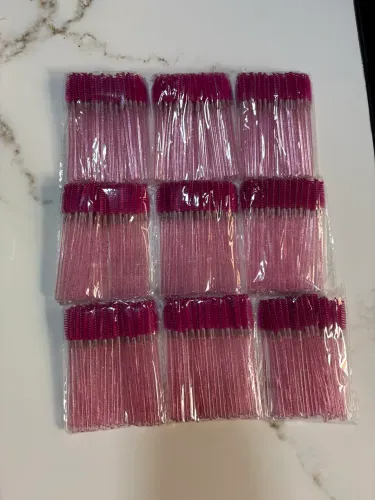 Vende-se 9 pacotes de escovinhas para sobrancelha e cílios na cor rosa.
