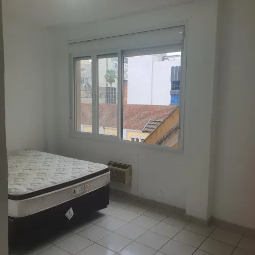 DIVIDO APARTAMENTO NO CENTRO DE PORTO ALEGRE 