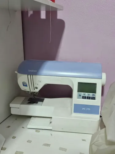 ?Máquina de Bordado Computadorizada Brother PE-770 (Perfeita para Negócios e Artesanato)