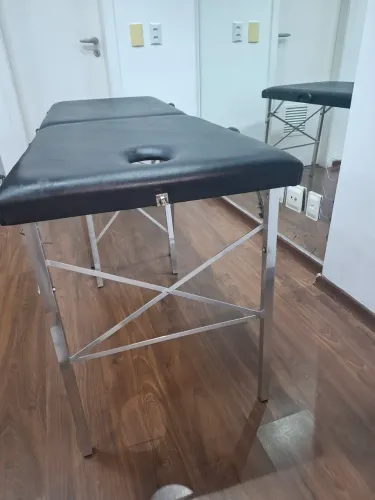 Maca móvel de madeira com pés de alumínio e leve para transportar.  Medida 183 X 66. 