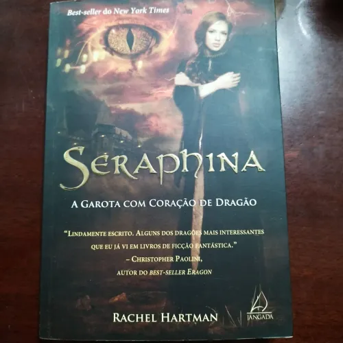 Livro Seraphina, a garota com coração de dragão de Rachel Hartman.
