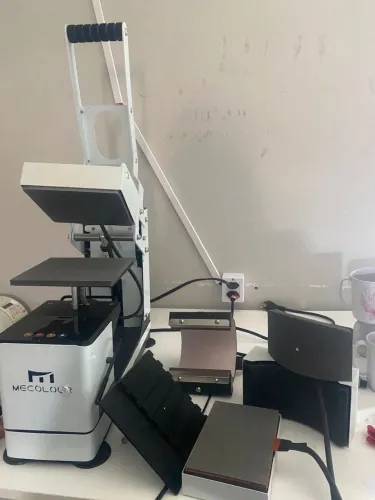 Máquina de estampar canecas