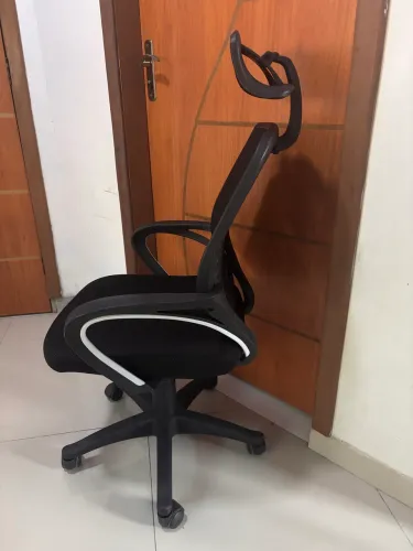 Cadeira de escritório novíssima com encosto para cabeça