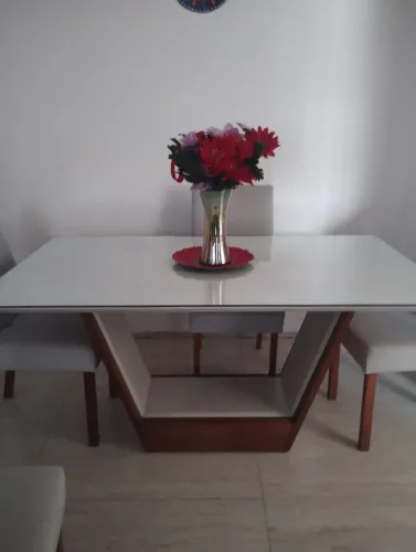 Vendo mesa com 4 cadeiras de jantar.