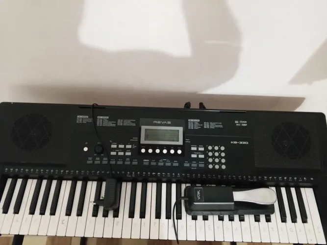 Vendo um teclado semi novo 500 reais com pedestal e mesa