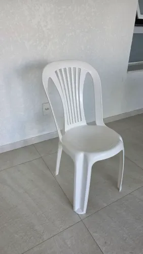 Cadeira plástica branca