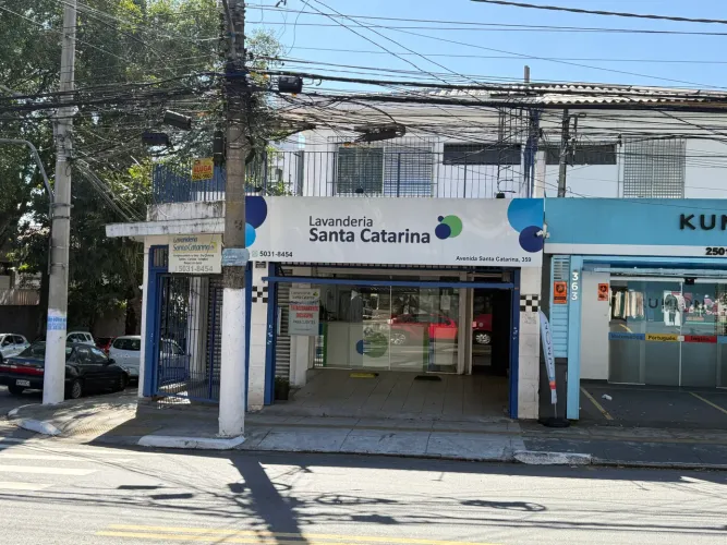 Sobreloja Comercial de Esquina 176 m² | Varanda Ampla | Av. Santa Catarina