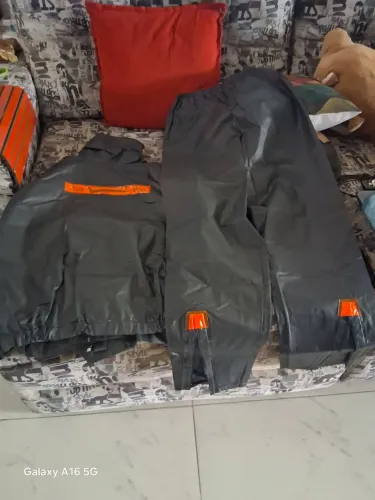 VENDO UMA CAPA EE CHUVA NOVA
