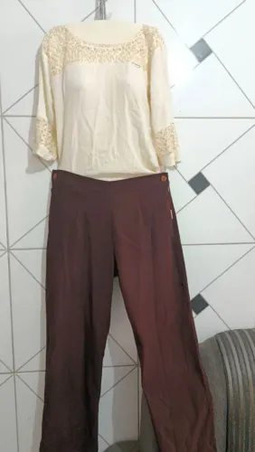 Calça marrom e blusa off-white