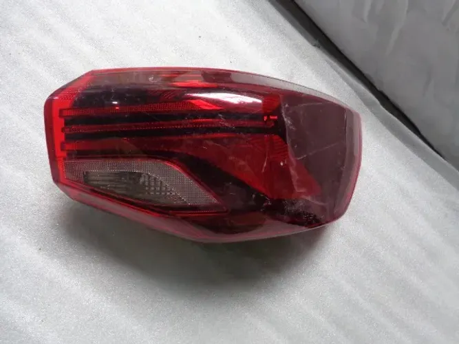 Lanterna traseira direita Chevrolet Onix Plus 